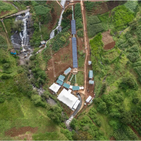 Fornecimento de energia hidroelétrica 24 horas por dia através de contentores
